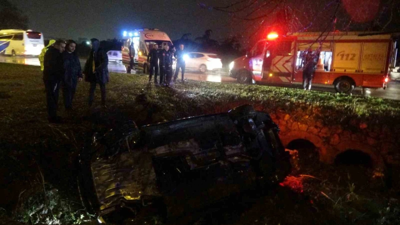 Yoldan &ccedil;ıkan l&uuml;ks otomobil ref&uuml;jdeki &ccedil;ukura d&uuml;şt&uuml;:3 yaralı
