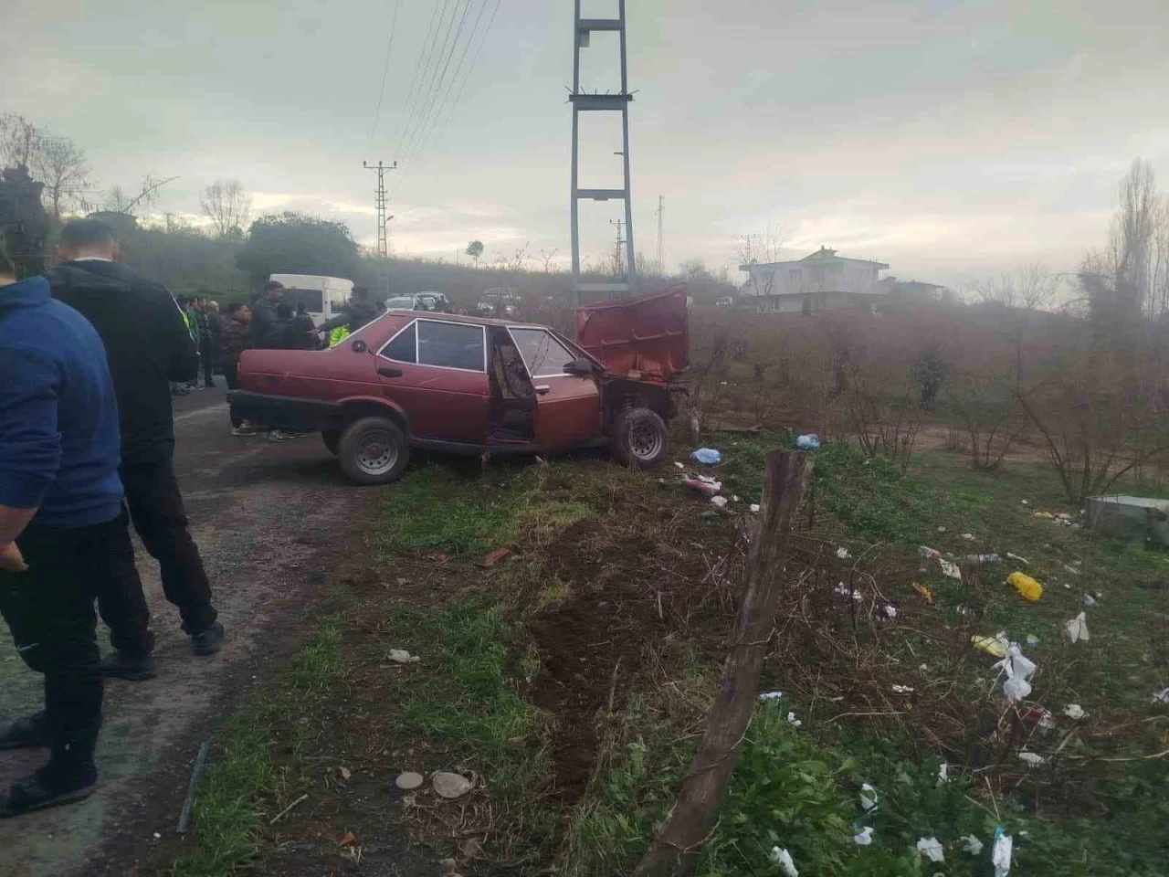 Yoldan &ccedil;ıkan otomobil elektrik direğine &ccedil;arptı: 2 yaralı
