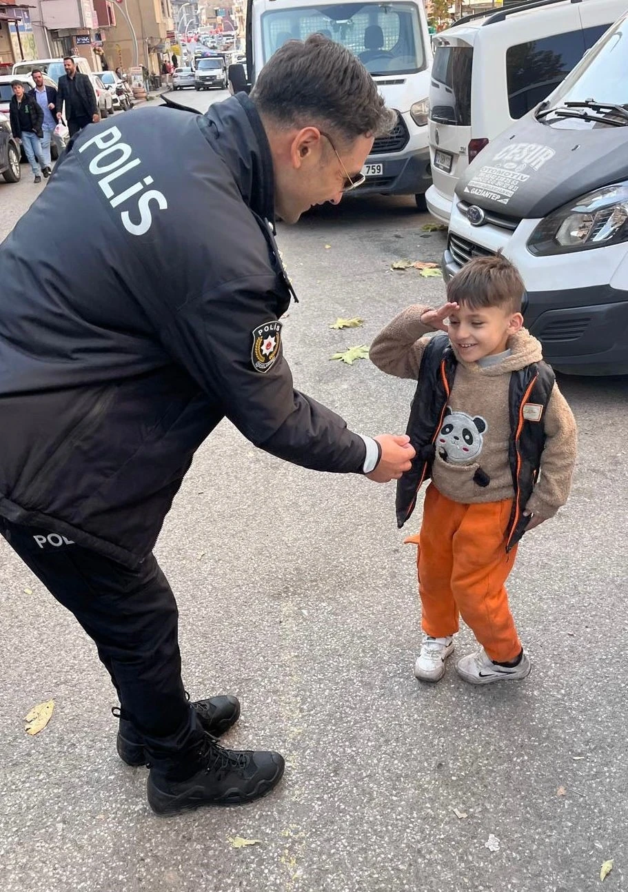 Yoldan ge&ccedil;en emniyet m&uuml;d&uuml;r&uuml;n&uuml; g&ouml;rd&uuml;, asker selamıyla y&uuml;rekleri ısıttı
