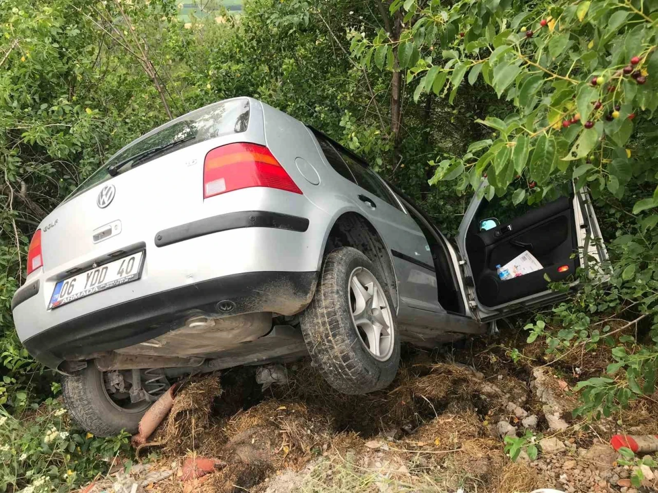 Yoldan savrulan otomobil ağaça çarparak durabildi
