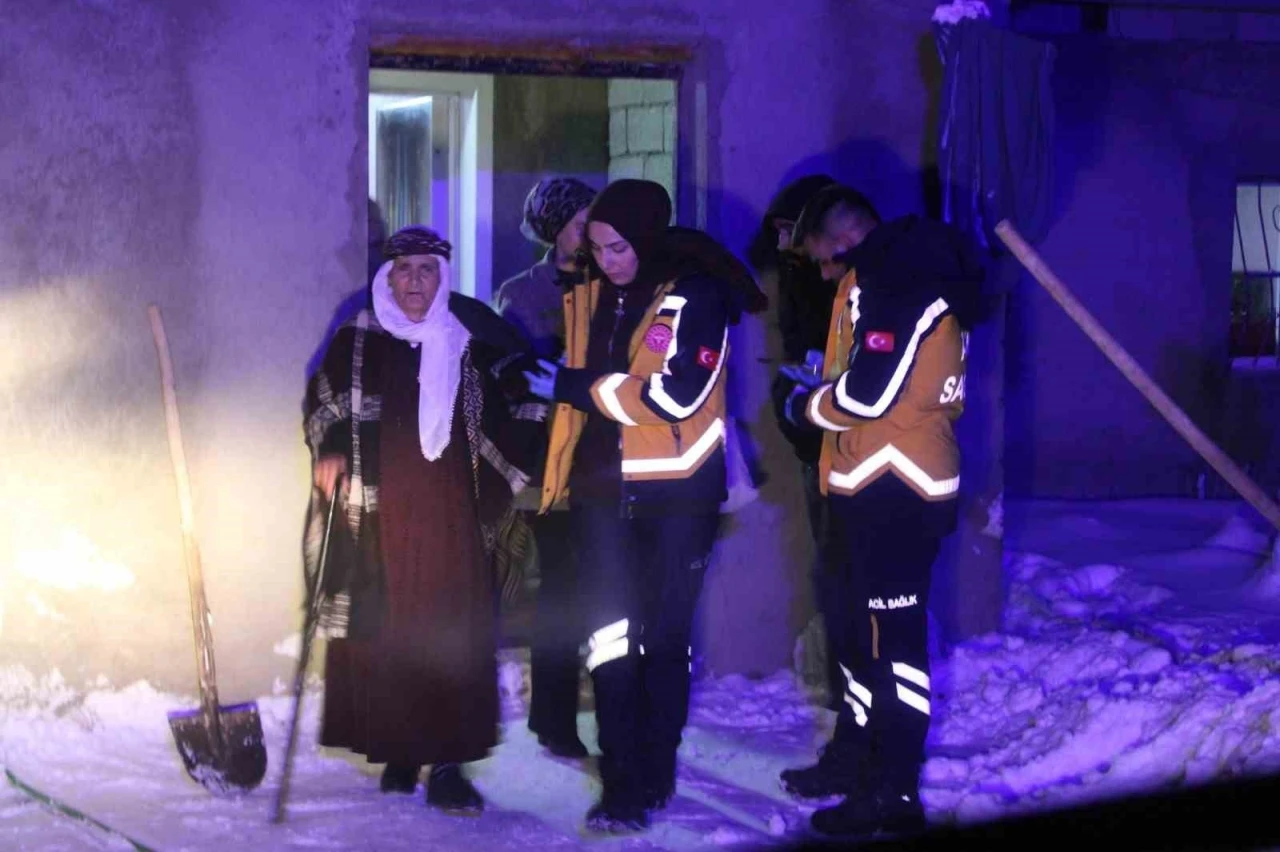 Yolların kapalı olduğu mezrada 70 yaşındaki hasta 112 ekiplerince hastaneye ulaştırıldı
