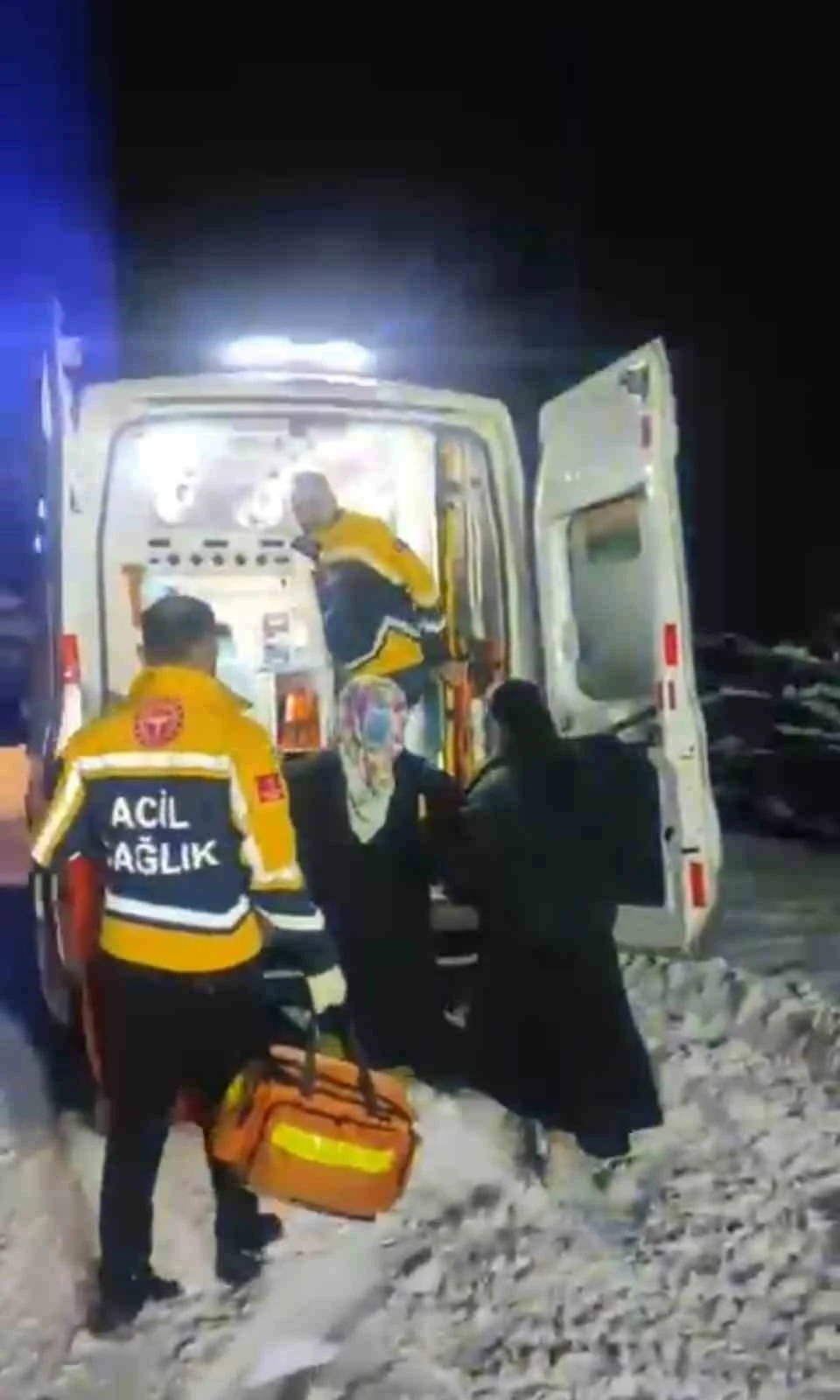 Yolu kapanan k&ouml;yde doğum sancısı tutan kadın 2 saat s&uuml;ren &ccedil;alışmayla hastaneye ulaştırıldı
