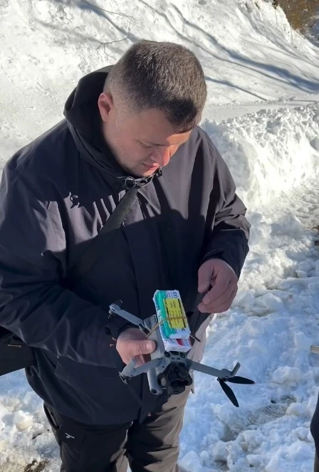 Yolu kapanan k&ouml;ydeki yaşlı adamın ila&ccedil;ları dronla ulaştırıldı
