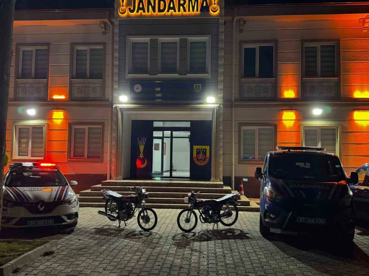 Yolu kapatarak ölümüne yarışan sürücülere 96 bin TL ceza
