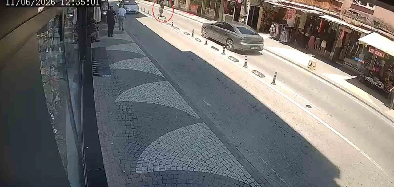 Yolun karşısına ge&ccedil;en engelli yayaya otomobil &ccedil;arptı
