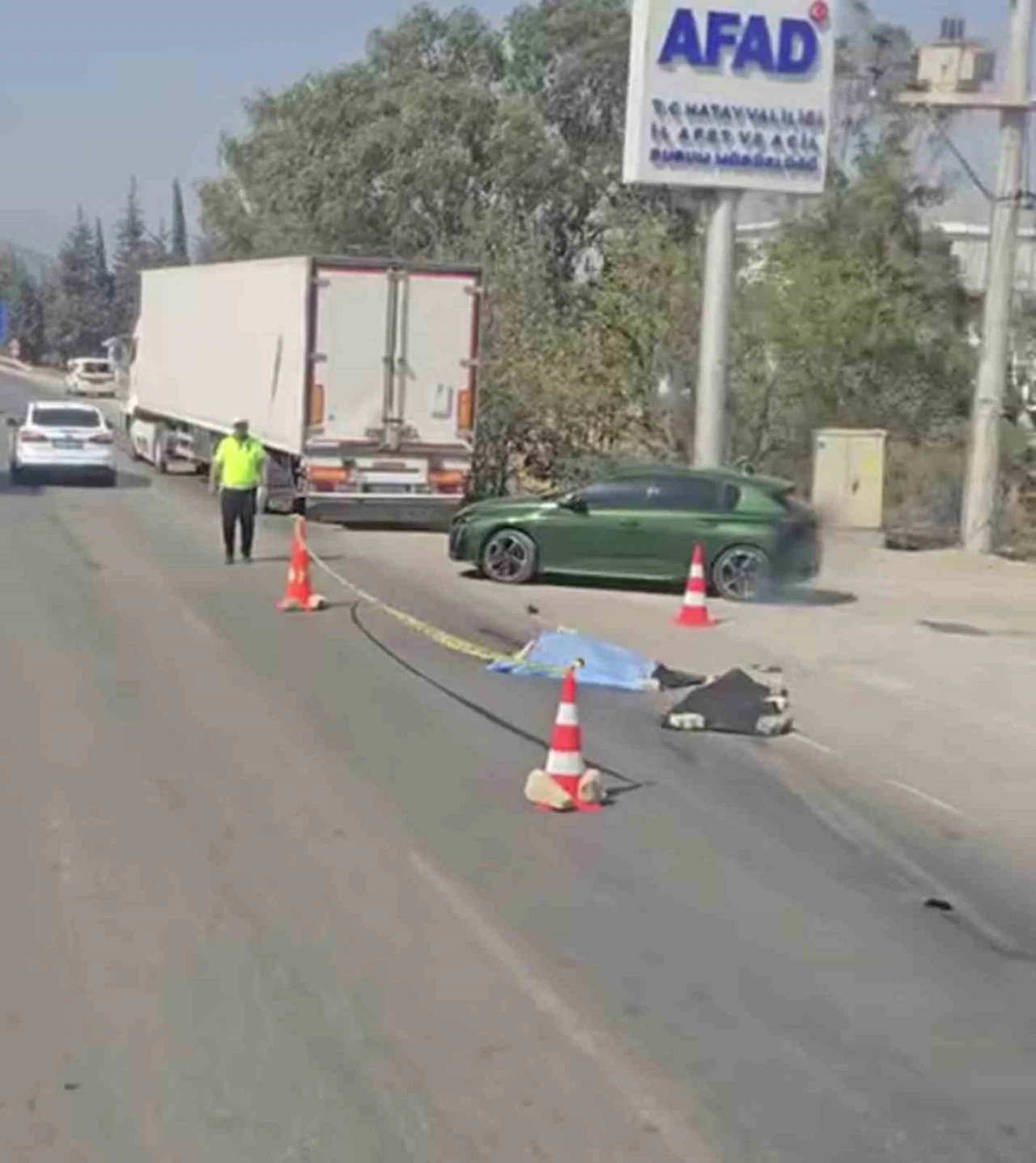 Yolun karşısına geçerken araçların çarptığı yaya can verdi
