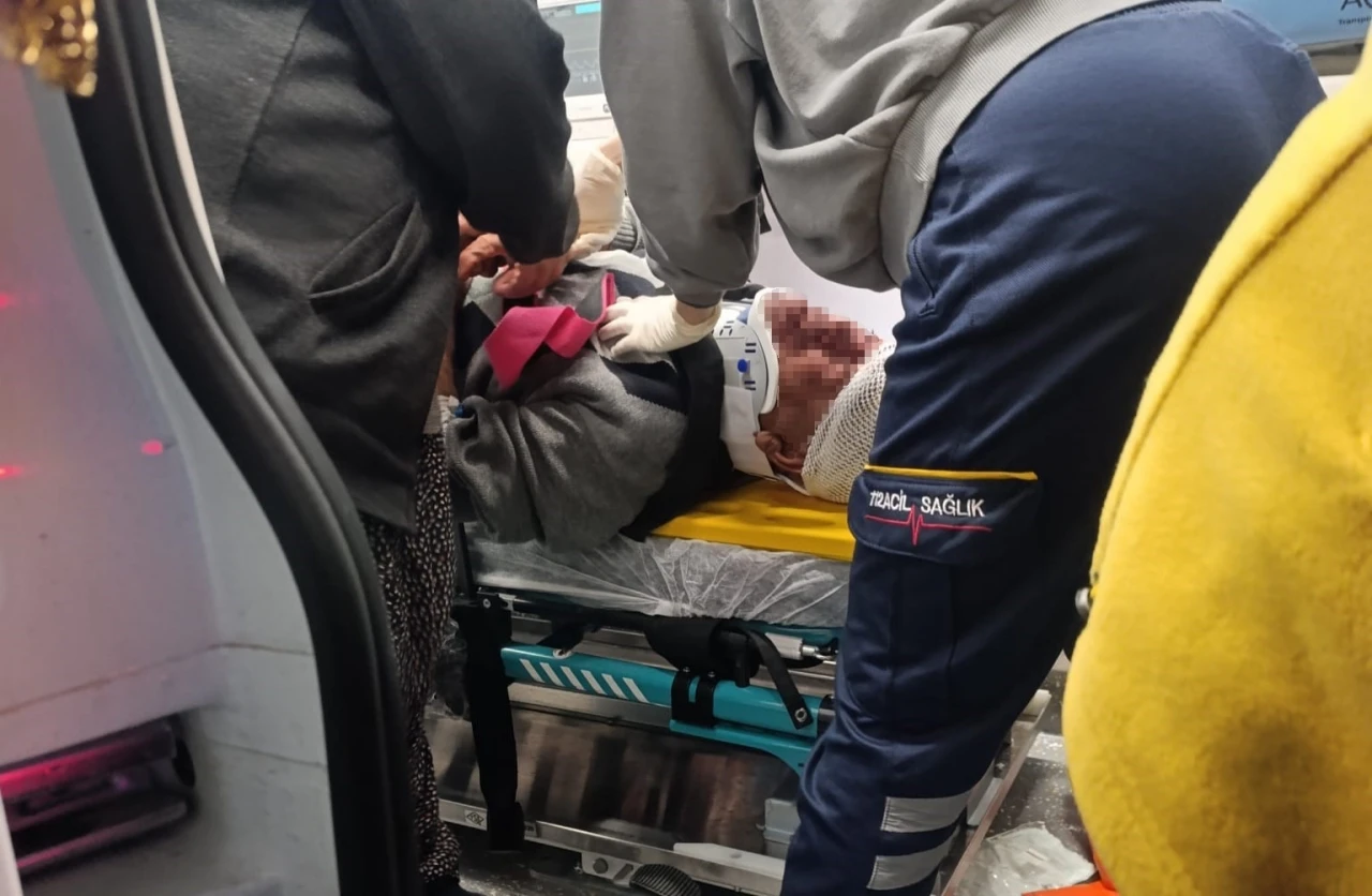 Yolun karşısına geçmek isterken otomobil çarptı: 1 yaralı
