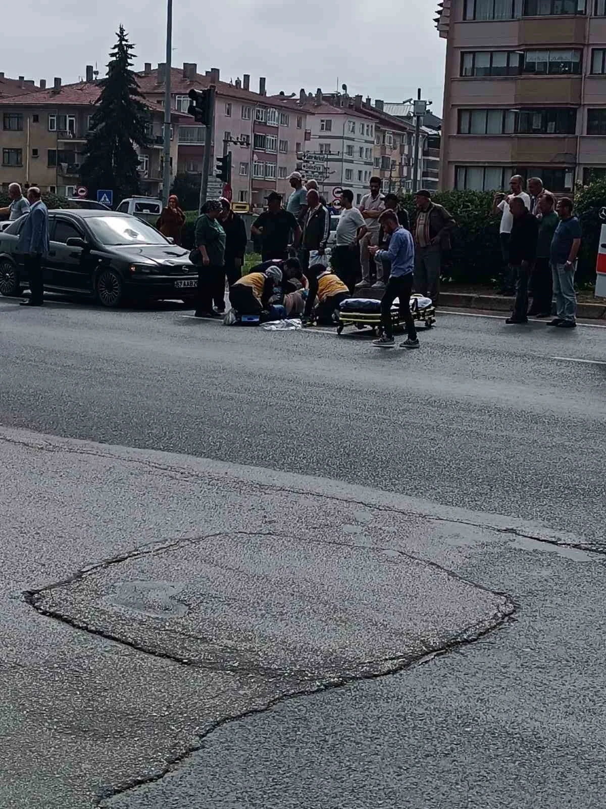 Yolun karşısına geçmek isteyen yayaya çarptı
