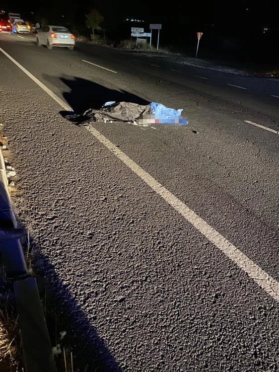 Yolun karşısına ge&ccedil;meye &ccedil;alışan adama &ccedil;arpıp ka&ccedil;tı
