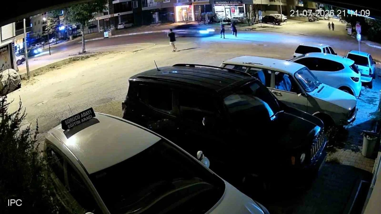 Yolun karşısına ge&ccedil;meye &ccedil;alışan kadını hayattan koparan kaza kamerada
