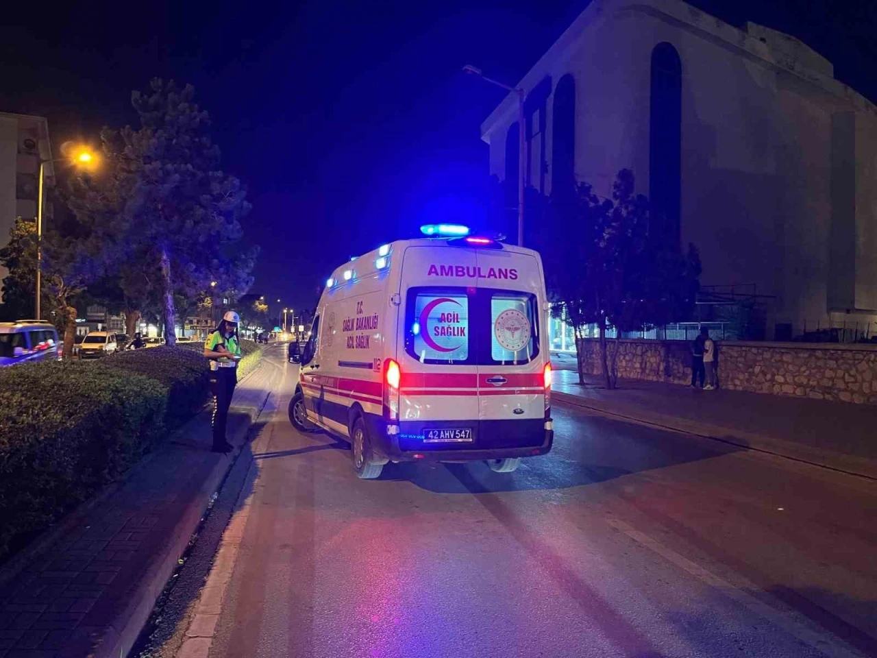 Yolun karşısına geçmeye çalışan kişiye çarptı, aracını bırakıp kaçtı
