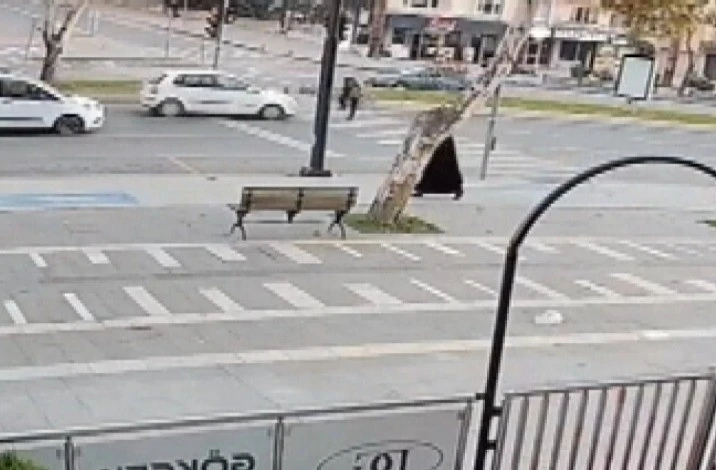 Yolun karşısına geçmeye çalışan yayaya otomobil çarptı
