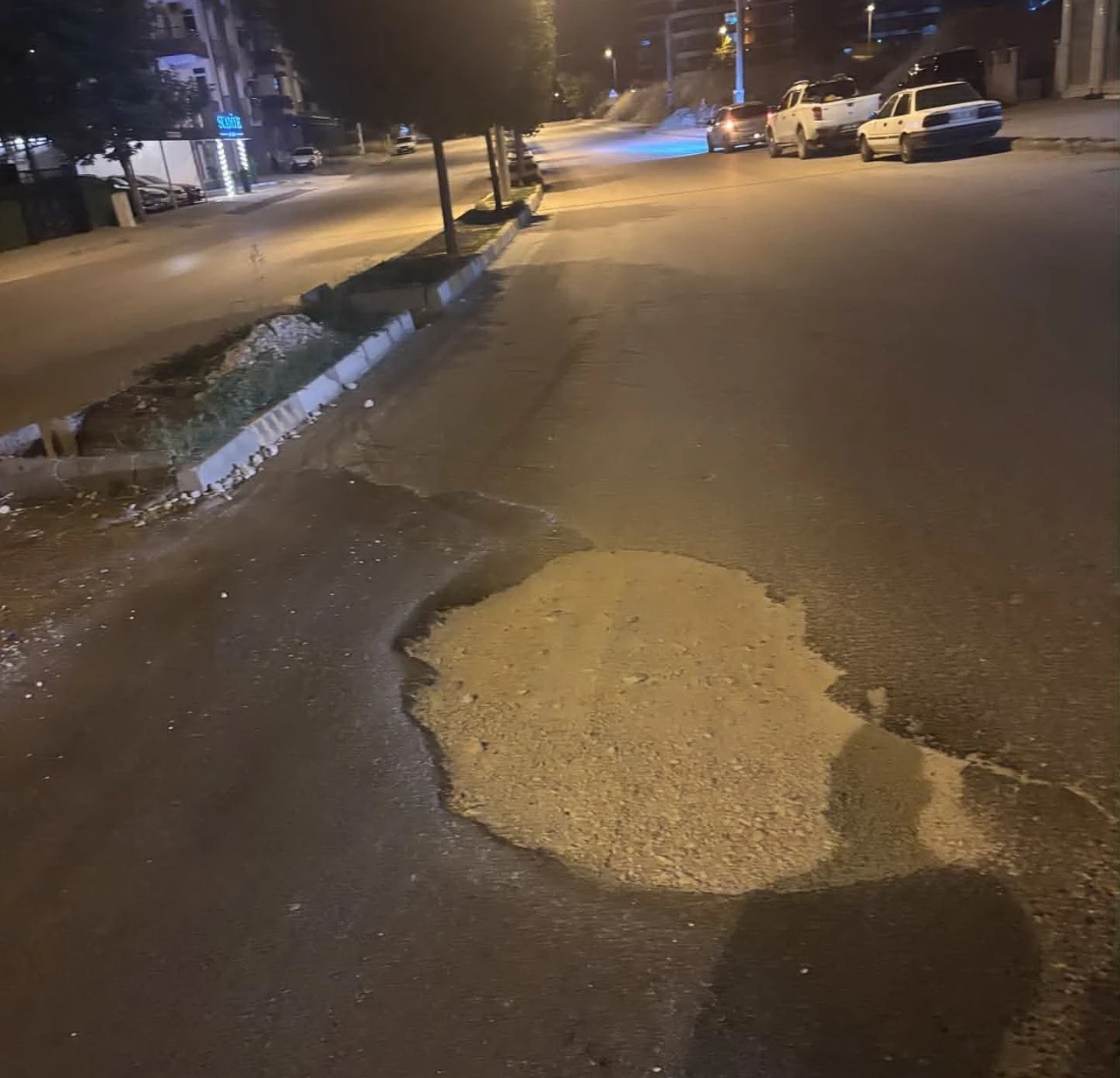 Yolun ortasındaki &ccedil;ukur kazaya davetiye &ccedil;ıkarıyor
