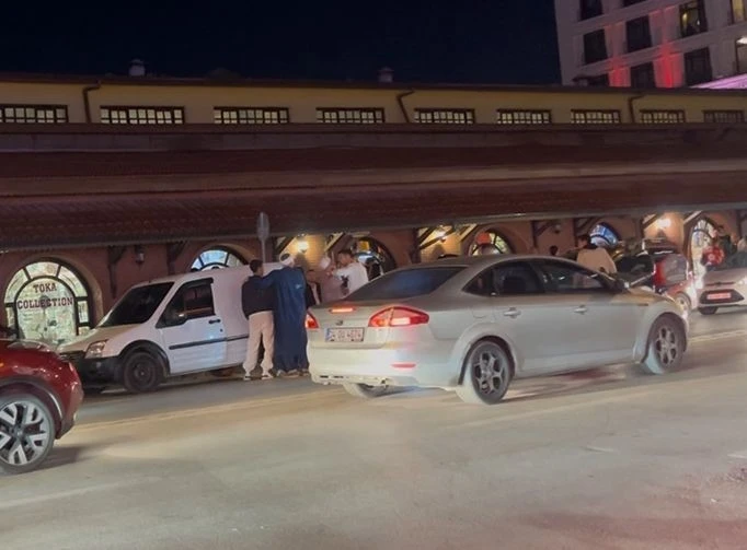 Yolunda ilerleyen araca çarpıp sürücüsünün üzerine yürüdüler
