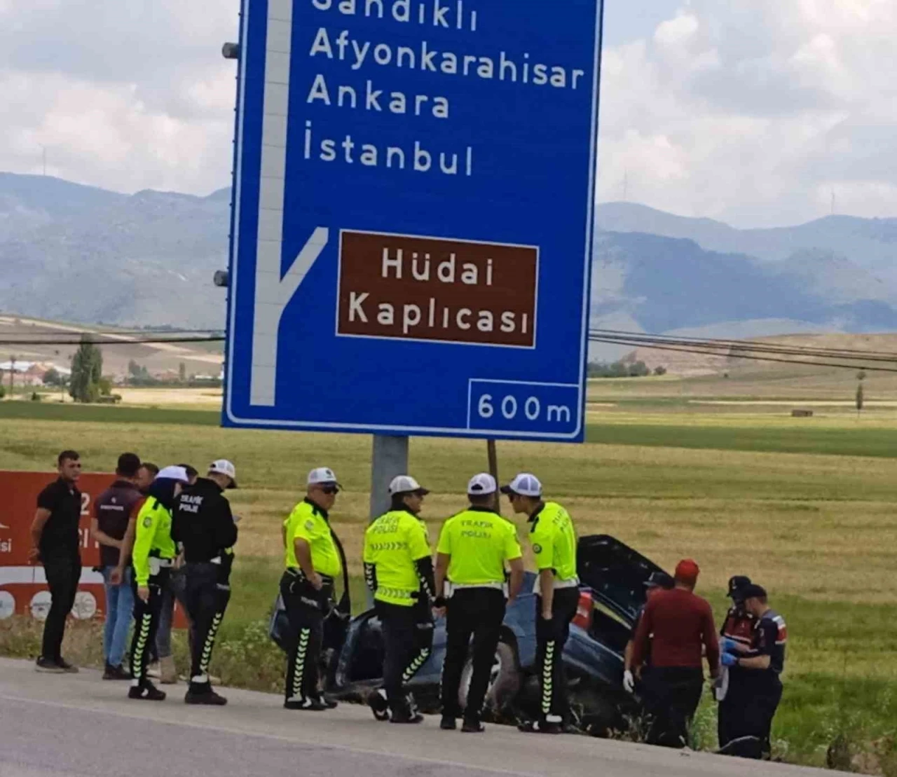 Yön tabelasına çarpan otomobil sürücüsü yaralandı
