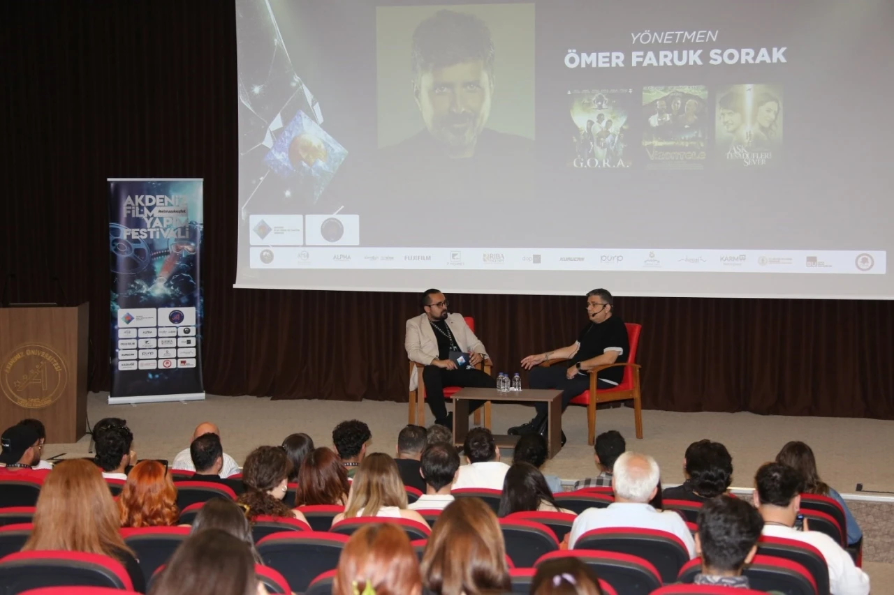 Yönetmen Ömer Faruk Sorak, Akdeniz Üniversitesi’nde öğrencilerle buluştu
