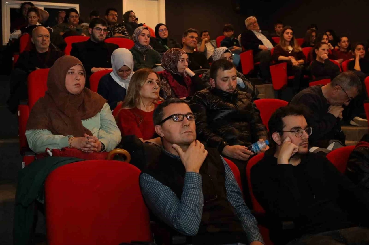 Y&ouml;netmen Vuslat Sara&ccedil;oğlu Sakarya&rsquo;da sinemaseverlerle buluştu
