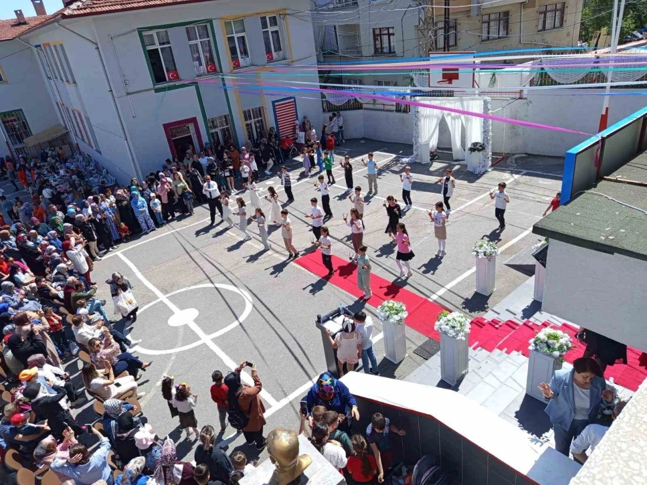 Yöresel yemek tanıtımı eşliğinde mezuniyet töreni
