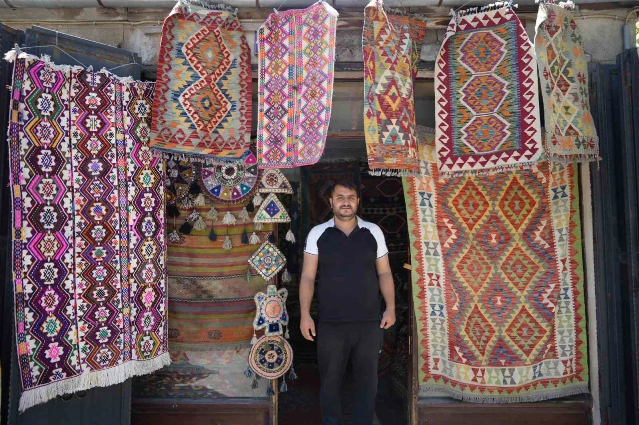 Y&ouml;r&uuml;k k&ouml;ylerinden topladığı halı ve kilimleri satarak ge&ccedil;mişi geleceğe taşıyor
