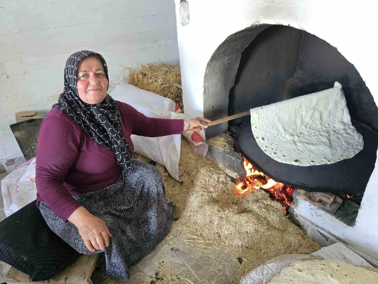 Yozgat&rsquo;ın vazge&ccedil;ilmez lezzeti yufka ekmek mesaisi başladı
