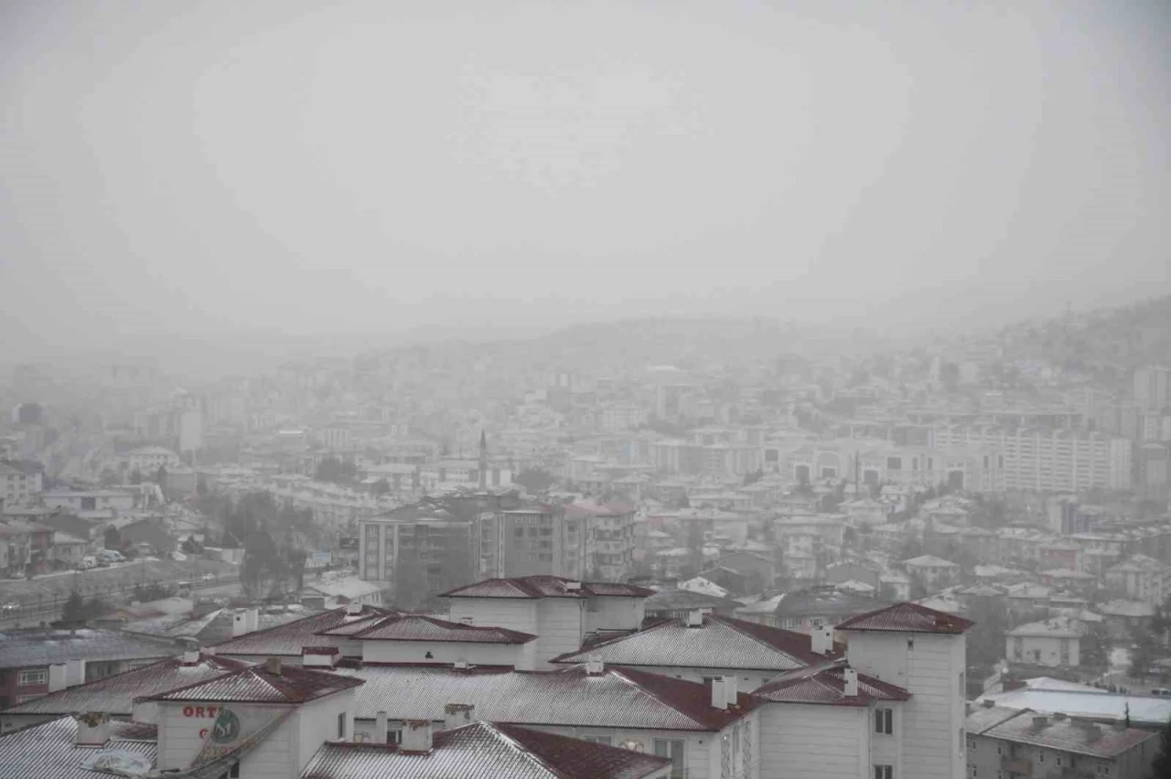 Yozgat’ta başlayan kar yağışı sevinçle karşılandı