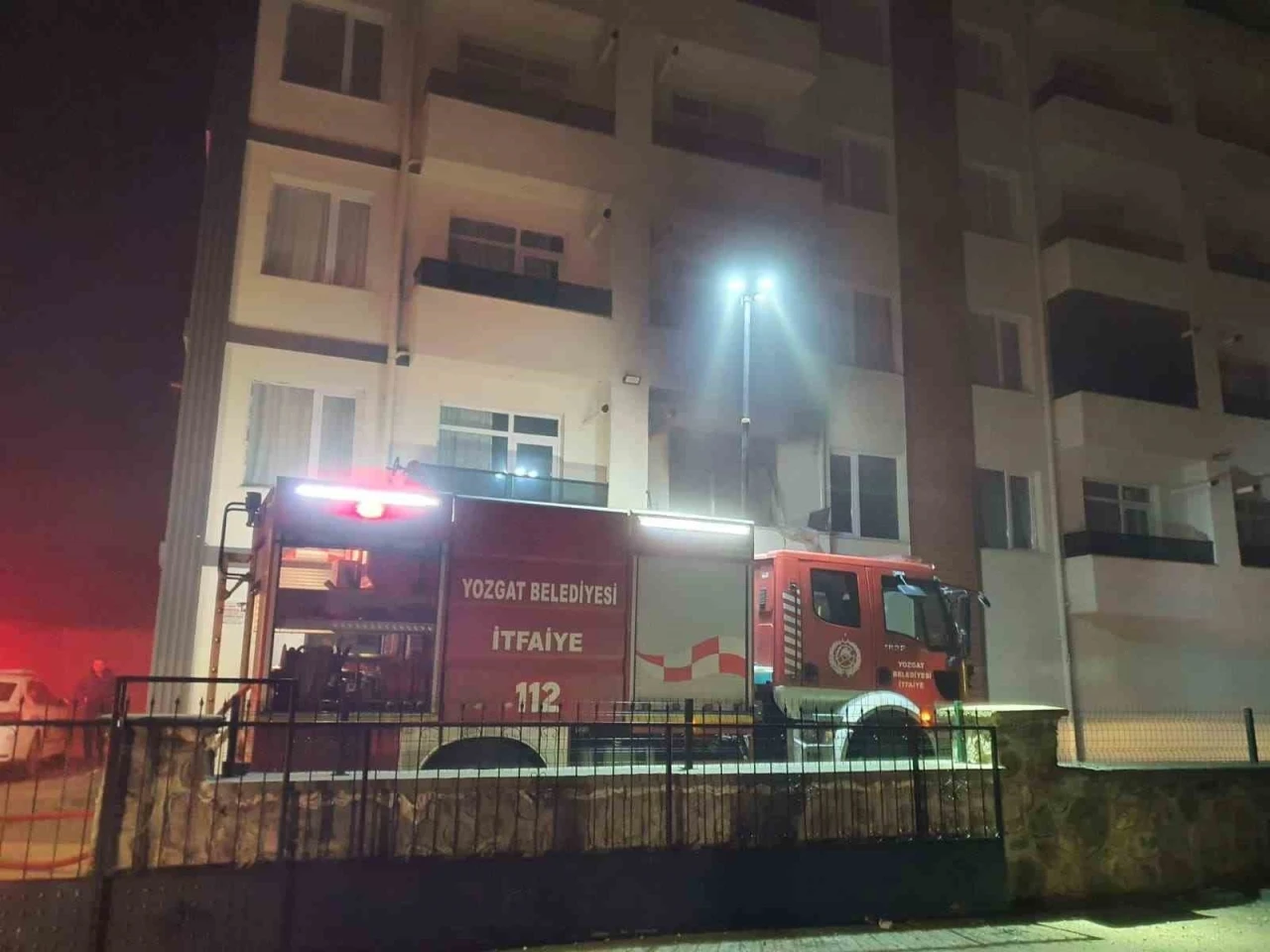 Yozgat&rsquo;ta bir binada patlamanın ardından yangın &ccedil;ıktı: 1 kişi yaralandı, 2 kişi dumandan etkilendi
