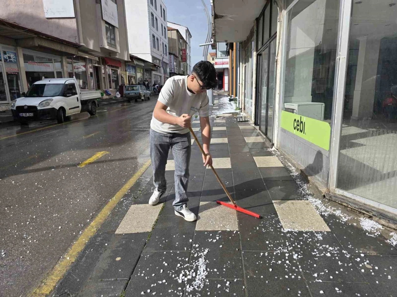 Yozgat’ta ceviz büyüklüğünde dolu yağdı
