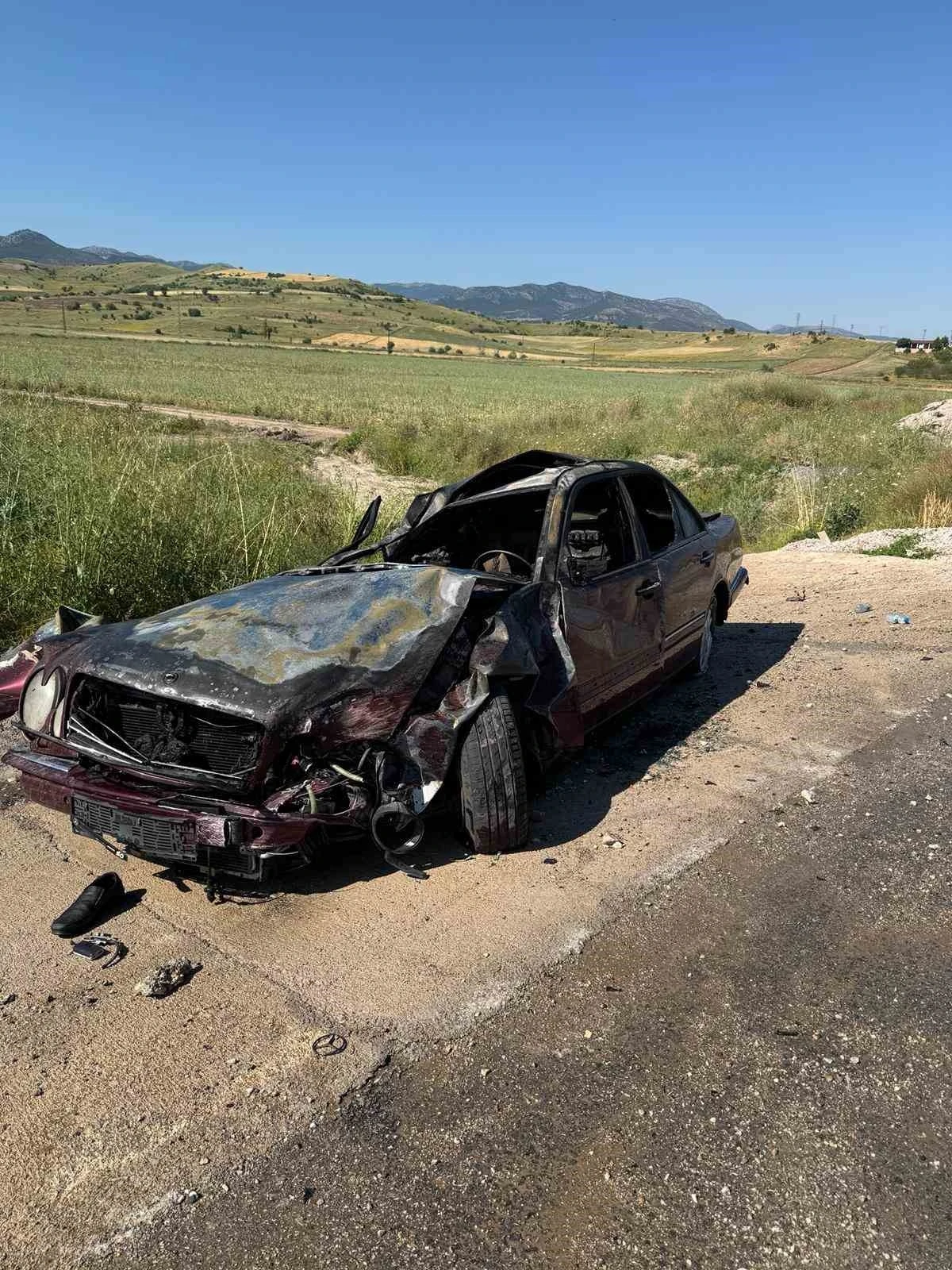 Yozgat&rsquo;ta devrilen otomobil yandı: 1 &ouml;l&uuml;, 3 yaralı
