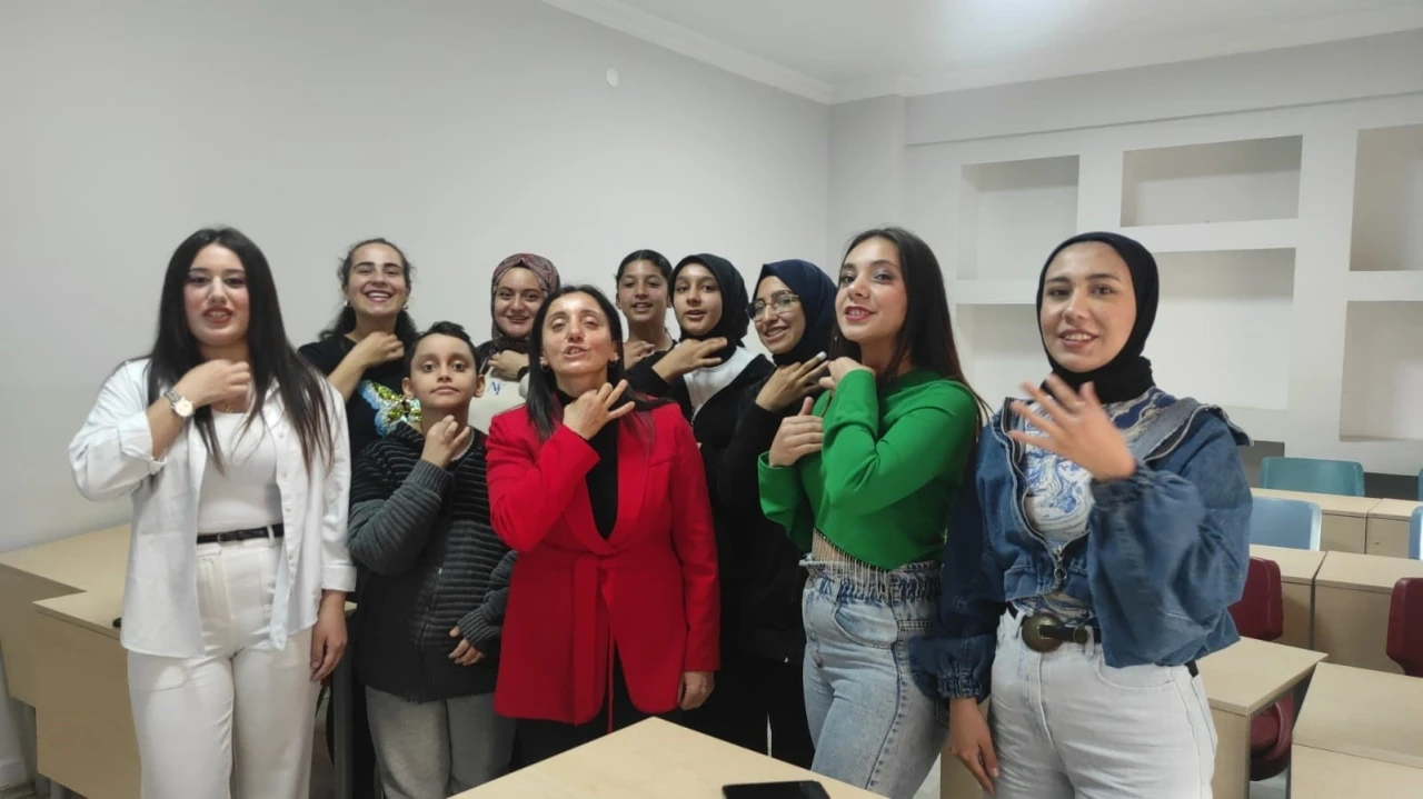 Yozgat’ta işaret dili öğrenerek engelleri kaldırmayı amaçlıyorlar
