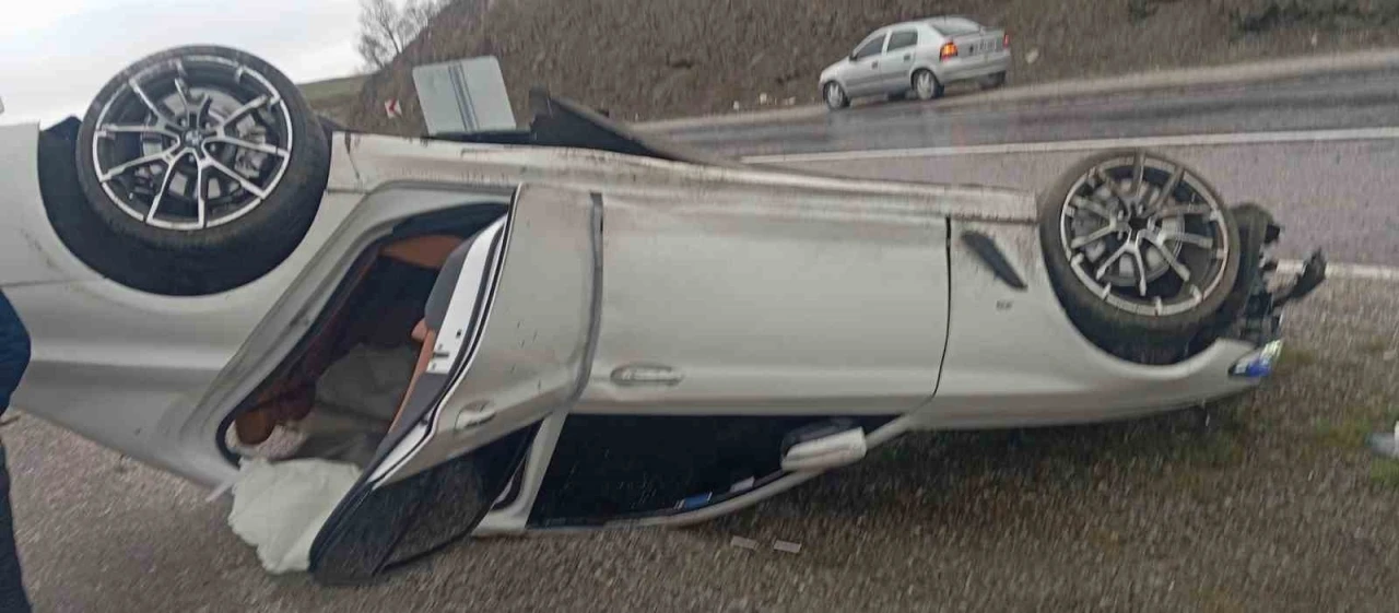 Yozgat’ta lüks otomobil takla attı: 3 yaralı
