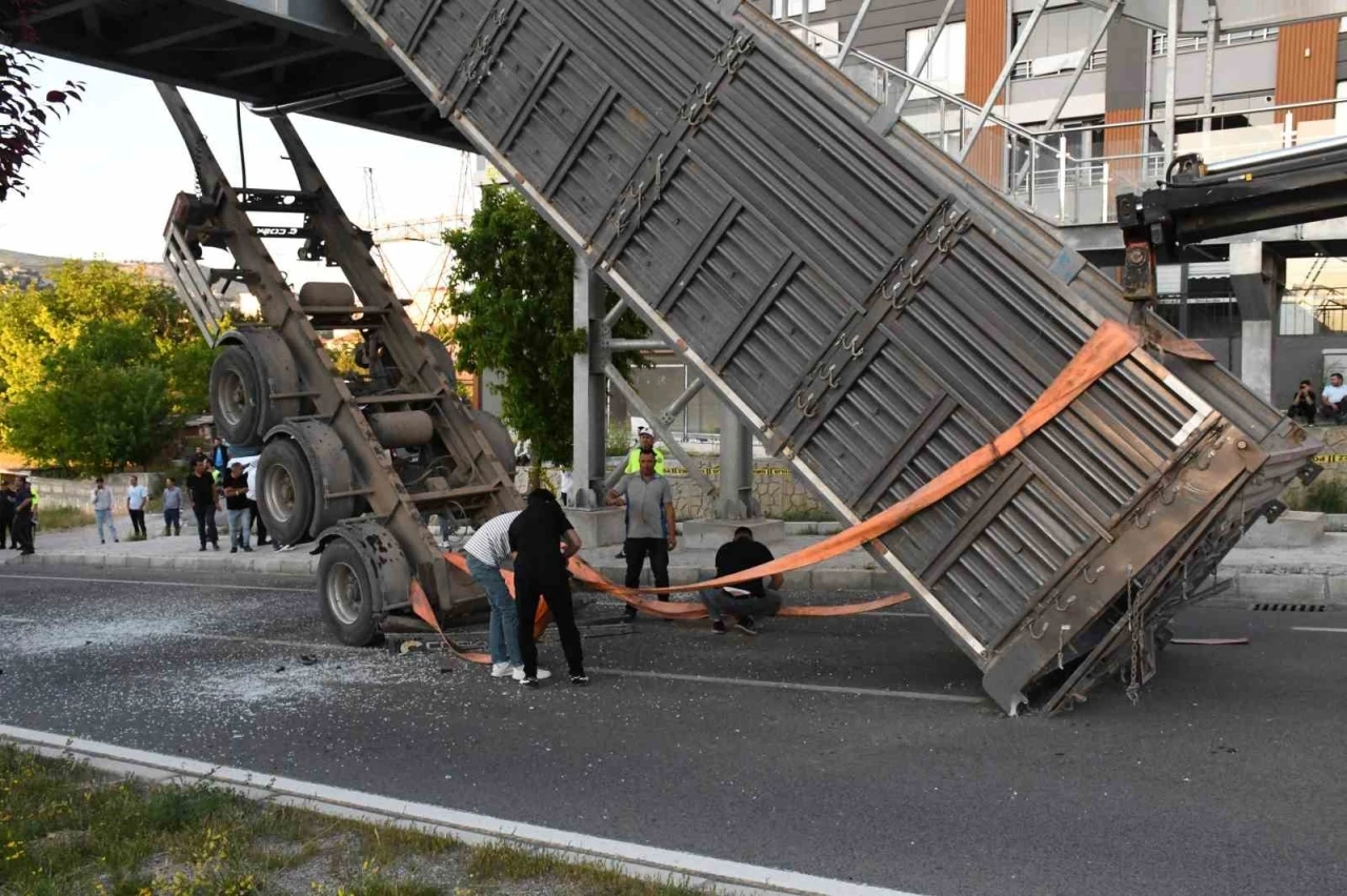 Yozgat&rsquo;ta tırın dorsesi &uuml;st ge&ccedil;ide takıldı
