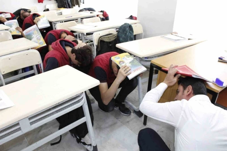 Yozgat&rsquo;ta t&uuml;m okullarda &ldquo;&ccedil;&ouml;k-kapan-tutun&rdquo; tatbikatı ger&ccedil;ekleştirildi
