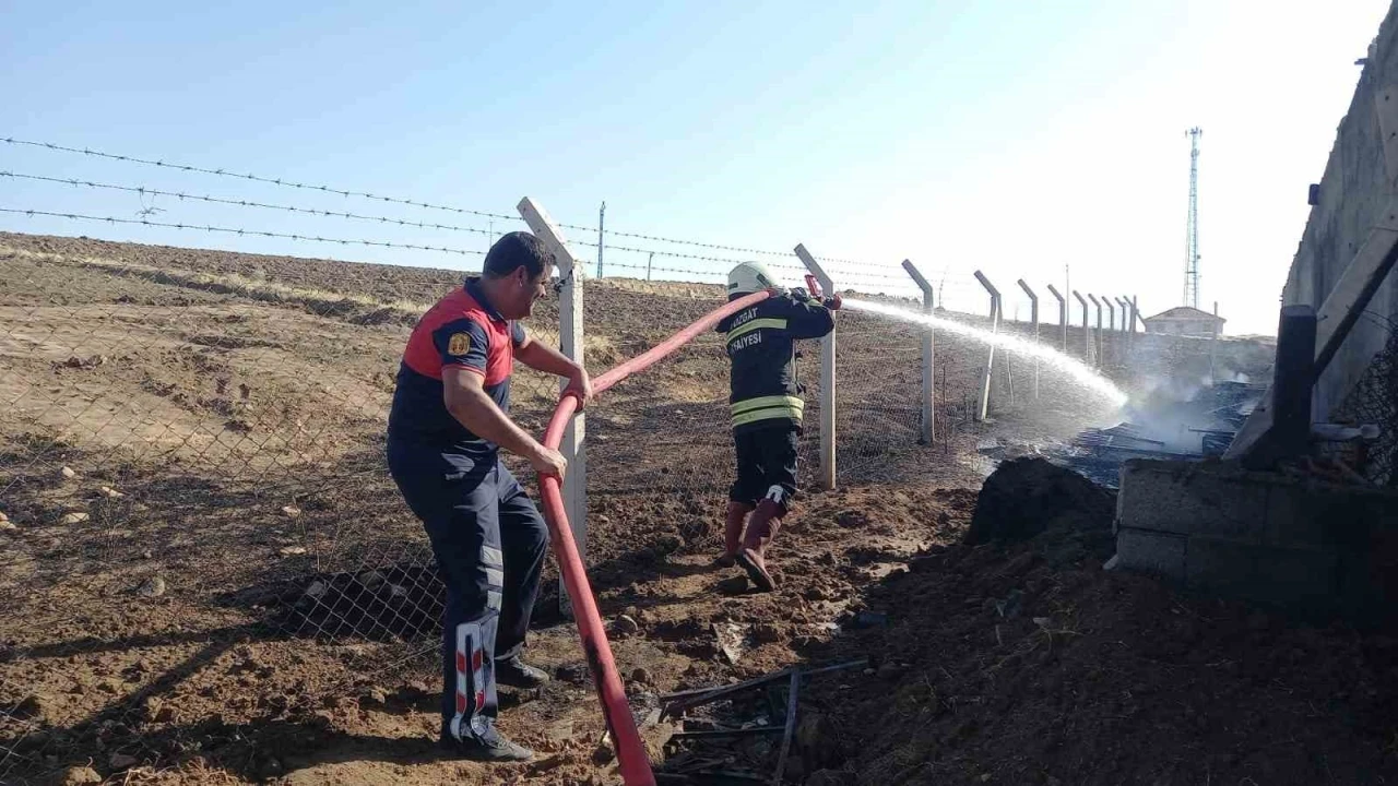 Yozgat’ta yangında inşaat malzemeleri kullanılamaz hale geldi
