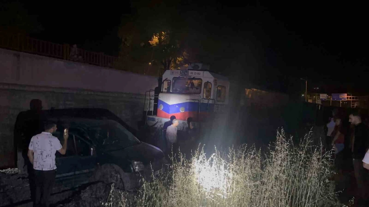 Y&uuml;k treni hafif ticari aracı 120 metre s&uuml;r&uuml;kledi: 2 yaralı
