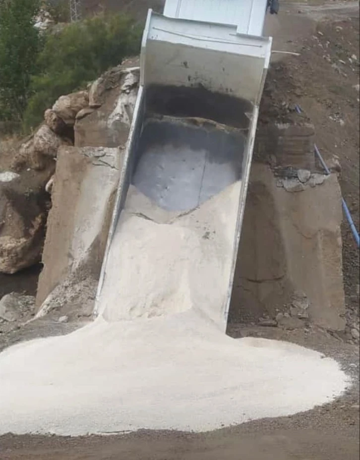 Y&uuml;kl&uuml; kamyonun ağırlığına dayanamayan k&ouml;pr&uuml; yıkıldı
