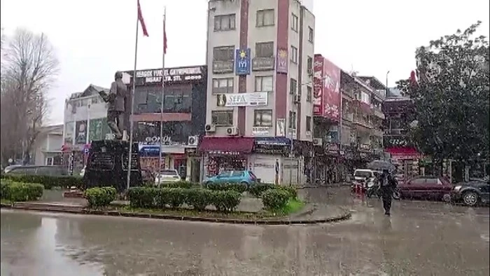 Y&uuml;ksek kesimlerde 20 santimetreye ulaşan kar, il&ccedil;e merkezinde de yağmaya başladı
