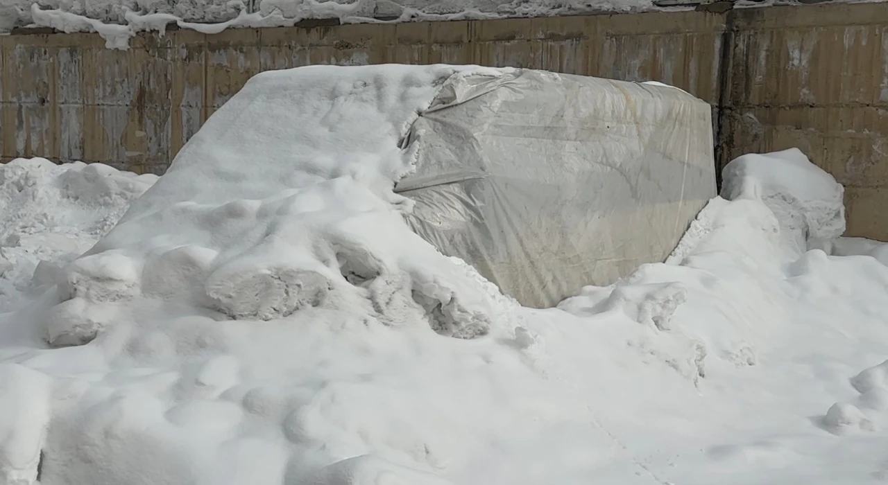 Y&uuml;ksekova &rsquo;Buz Devri&rsquo;ni yaşıyor: Ara&ccedil;lara brandalı koruma, &ccedil;atılarda dev sarkıtlar
