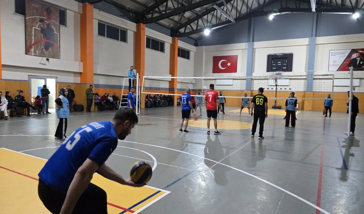Yüksekova’da 24 kasım öğretmenler günü voleybol turnuvası başladı
