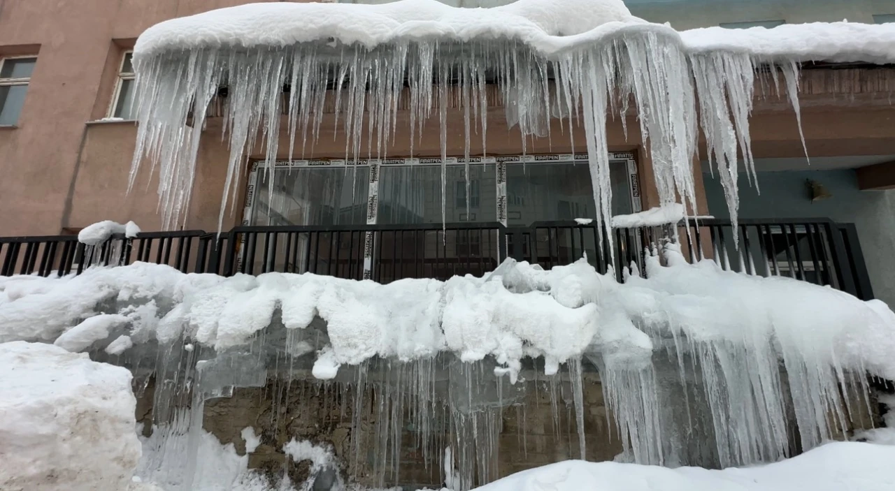 Y&uuml;ksekova&rsquo;da 3 metrelik buz sarkıtları oluştu
