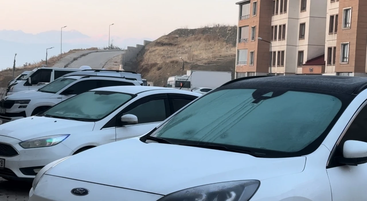 Y&uuml;ksekova&rsquo;da ara&ccedil;ların camları buz tuttu
