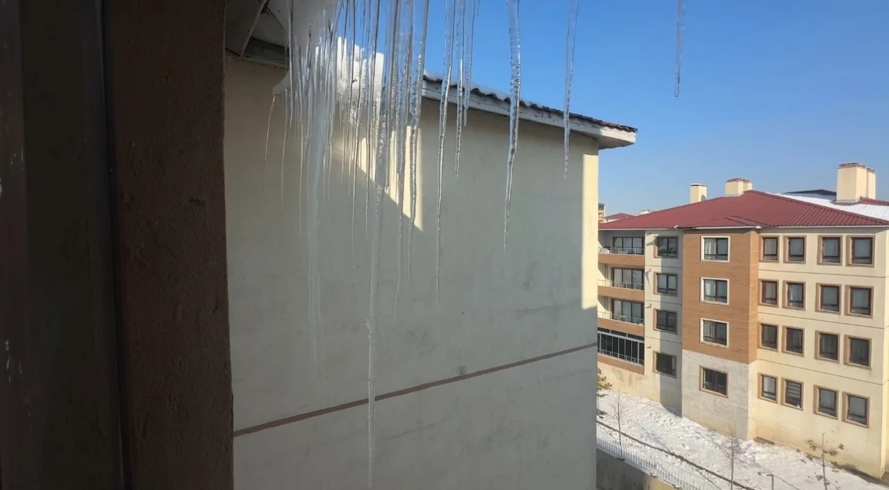 Y&uuml;ksekova&rsquo;da buz sarkıtları 2 metreyi ge&ccedil;ti
