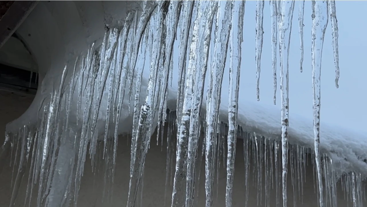 Y&uuml;ksekova&rsquo;da buz sarkıtları bir metreyi ge&ccedil;ti
