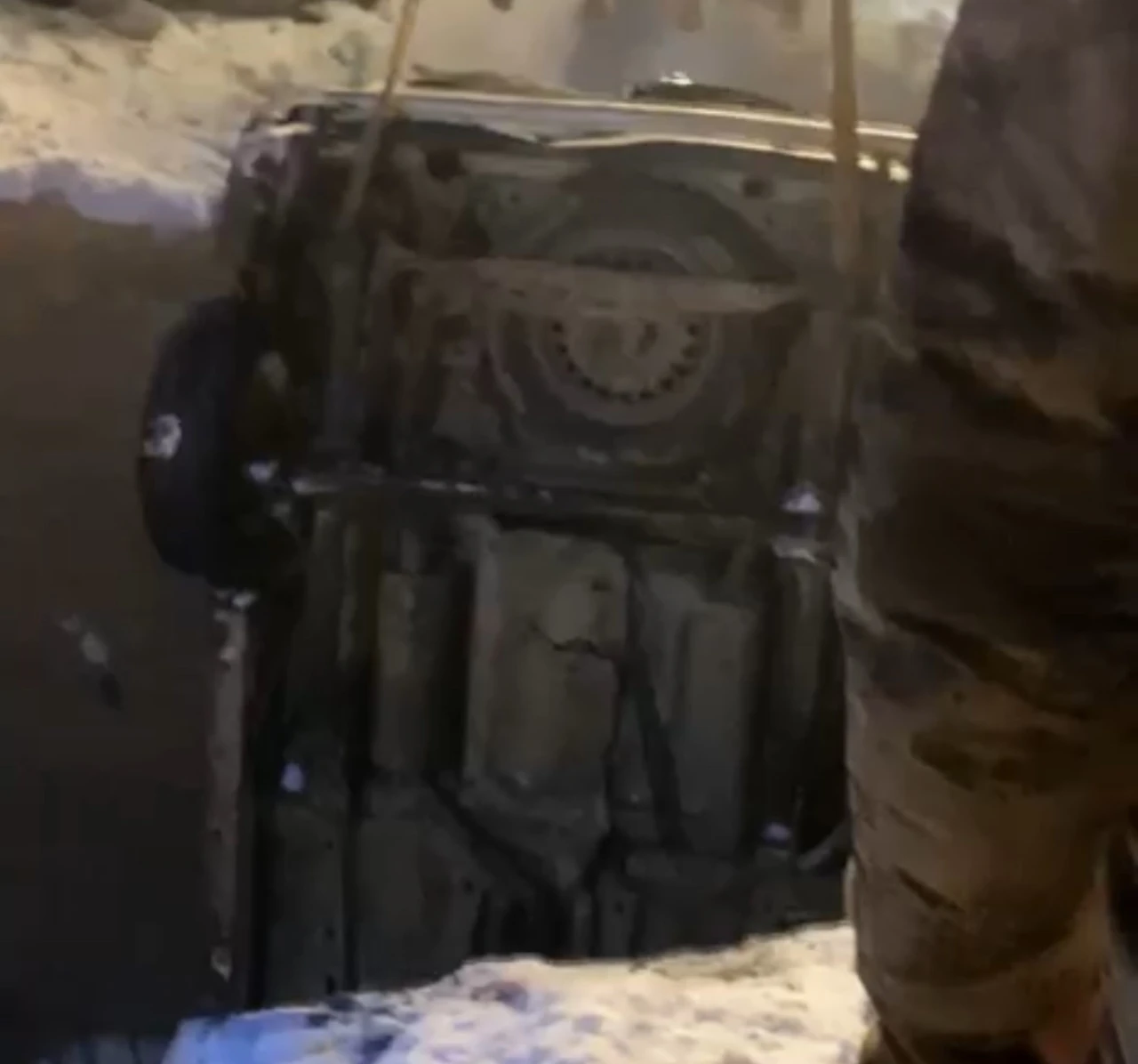 Y&uuml;ksekova&rsquo;da buzlanma nedeniyle k&ouml;pr&uuml;den d&uuml;şen otomobildeki 4 kişi yaralandı
