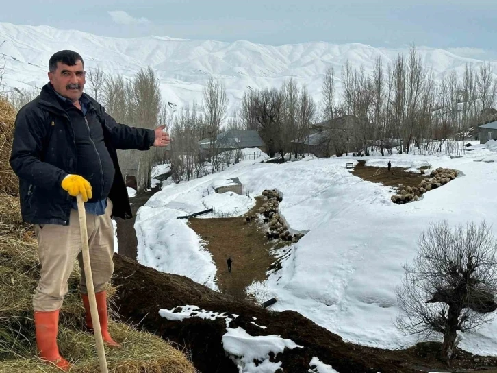 Yüksekova’da çiftçilerin kış zorluğu devam ediyor
