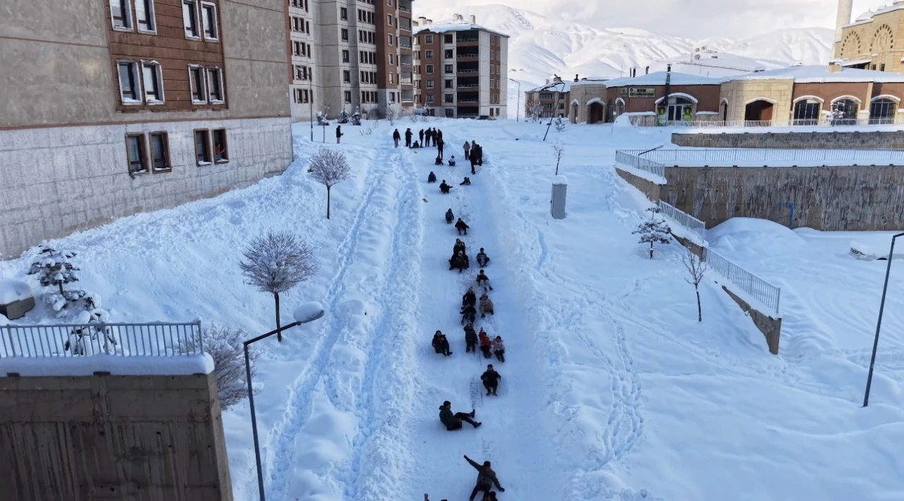 Y&uuml;ksekova&rsquo;da &ccedil;ocuklar mahalle yolunu kayak pistine &ccedil;evirdi
