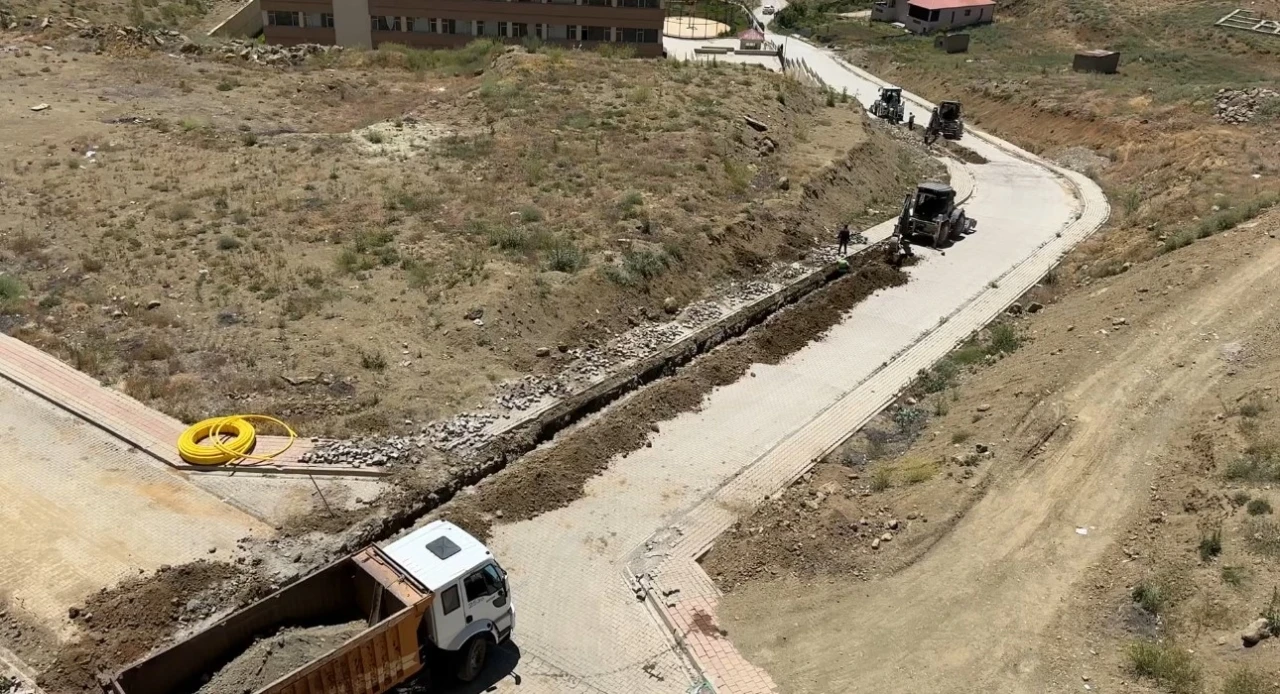 Yüksekova’da doğalgaz çalışmaları hız kesmiyor: 5 mahalle doğalgaza kavuşuyor
