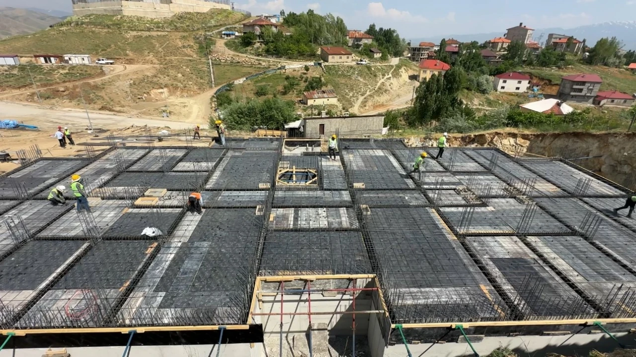 Y&uuml;ksekova&rsquo;da g&uuml;venli konut hamlesi: Pizok mevkiinde 48 konutun yapımı s&uuml;r&uuml;yor

