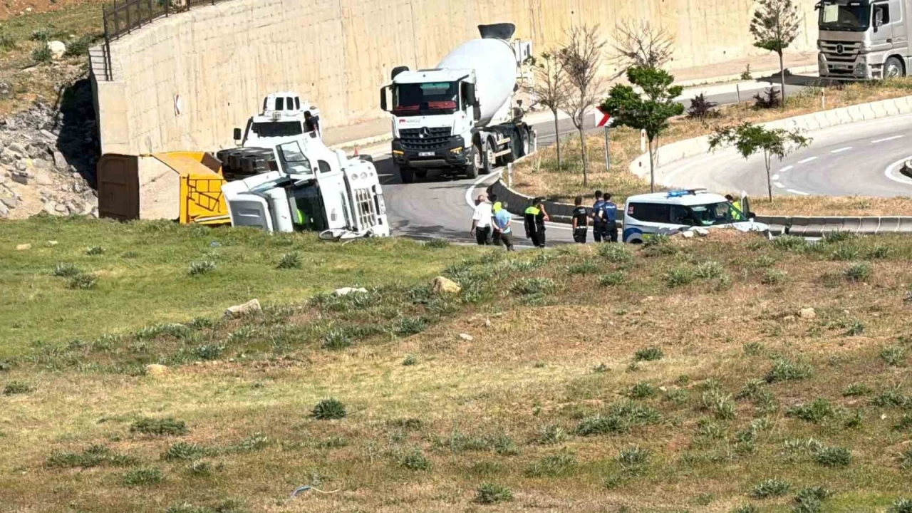 Y&uuml;ksekova&rsquo;da hafriyat y&uuml;kl&uuml; kamyon devrildi
