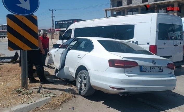 Yüksekova’da iki araç kafa kafa çarpıştı: 2 yaralı
