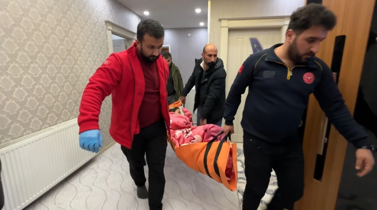 Y&uuml;ksekova&rsquo;da kar ge&ccedil;it vermedi, ekipler vazge&ccedil;medi: 2 saatlik kurtarma m&uuml;cadelesi
